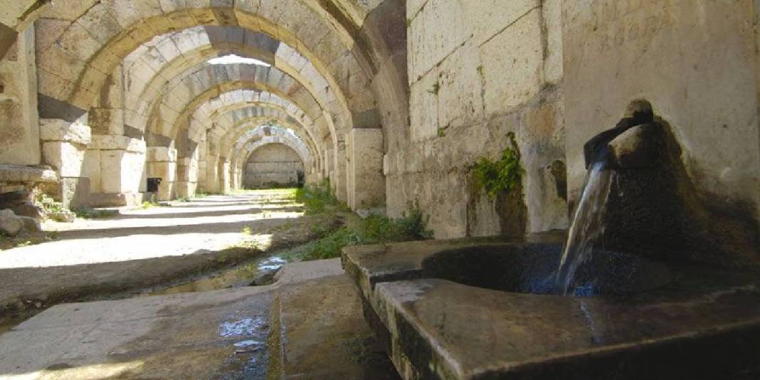 İzmir’in en büyük sırrı bu noktada saklı! Binlerce yıldır akıyor: Antik çeşme herkesi şaşırtıyor 7